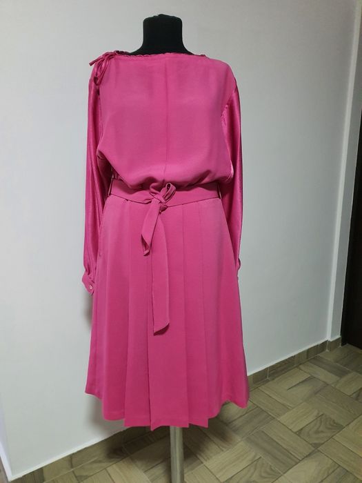 Rochie superba cu pliuri elegante, cordon in talie;