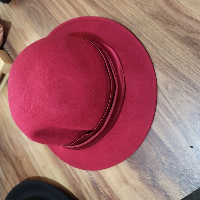 Дамски и мъжки официални шапки