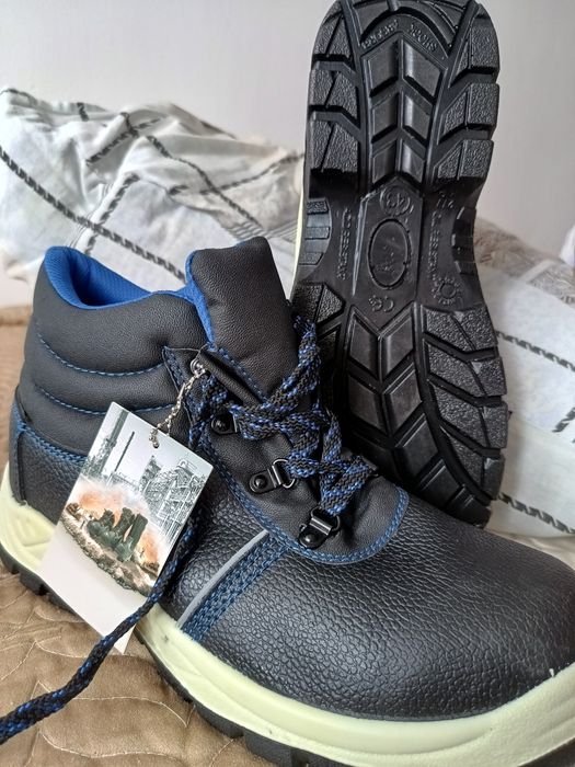 Арнайы киім, арнайы аяқ киім