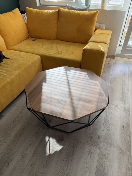 Холна маса от акациево дърво