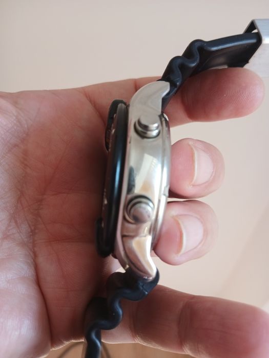 Ceasul din imagine este un model Seiko Scuba Diver's 200m M796