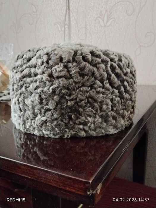 Женская шапка из каракуля