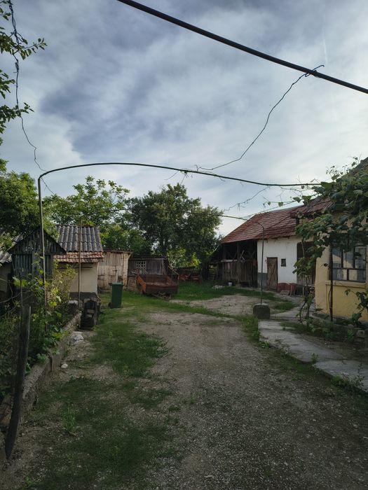 Casă de vânzare .