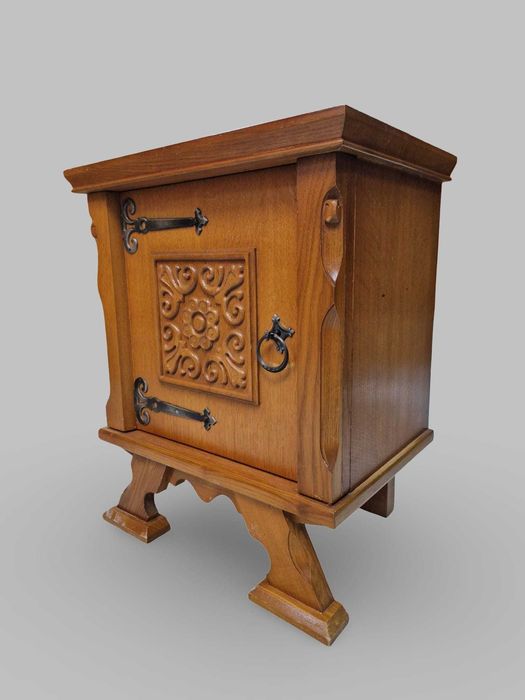 Спалня с два нощни щкафчета от стабилен дъбов масив и метален обков