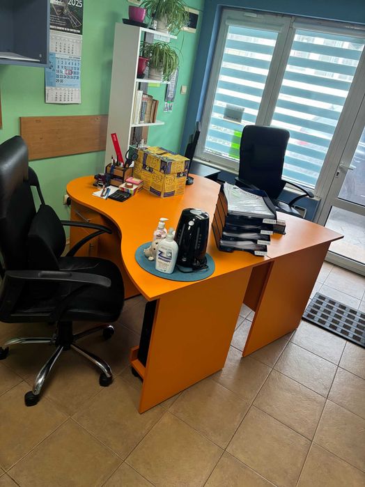 Две отделни и стоящи долепени заедно бюра в атрактивен цвят