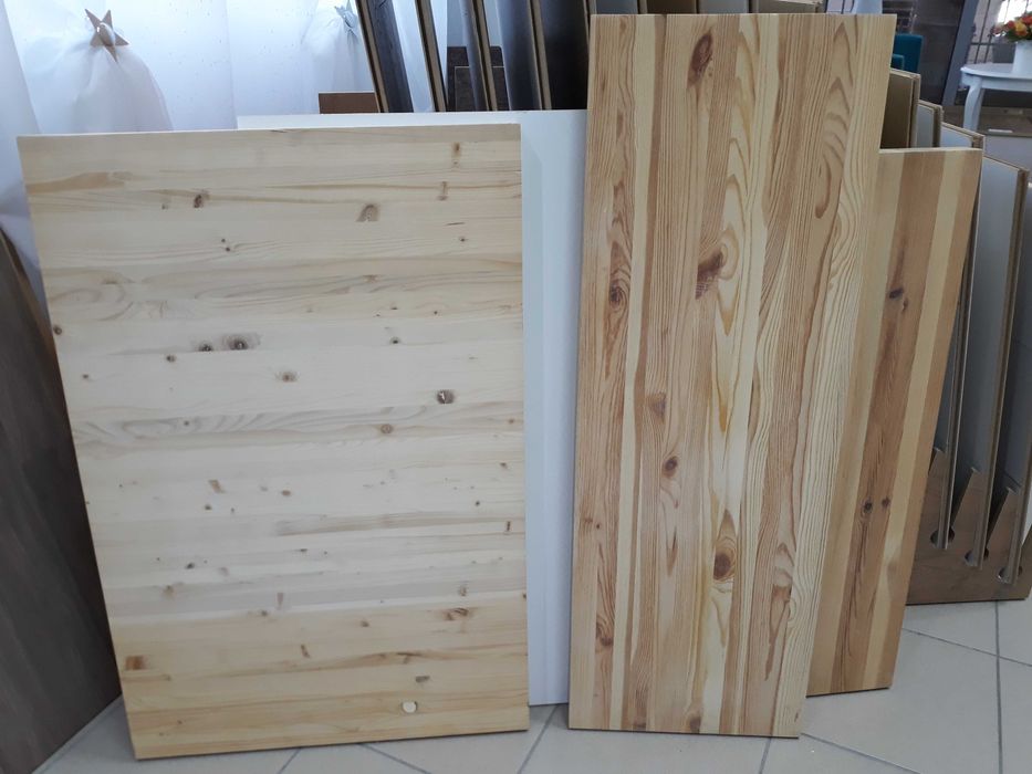 Blat din lemn masiv de pin pentru spatii de lucru sau mese.