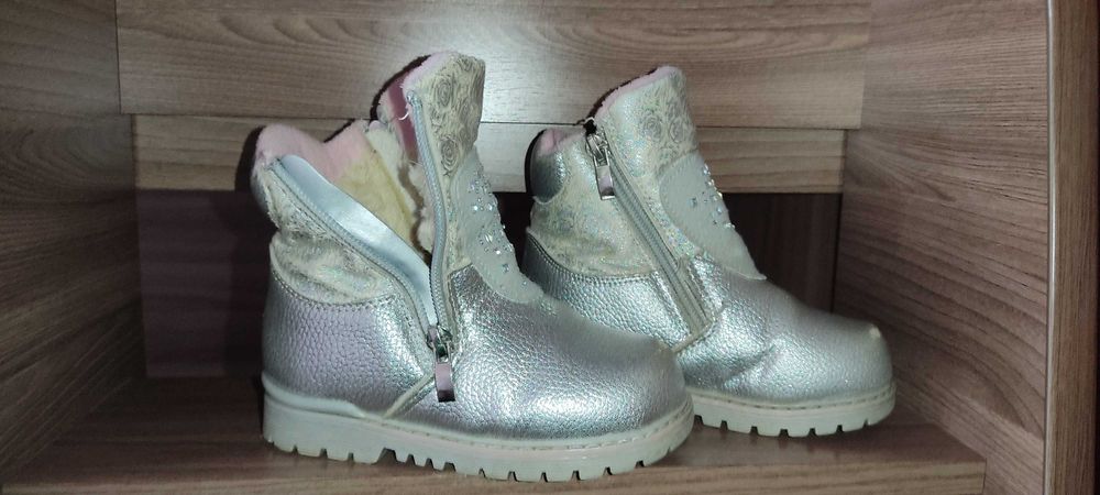 Продам теплые зимние ботинки на девочку