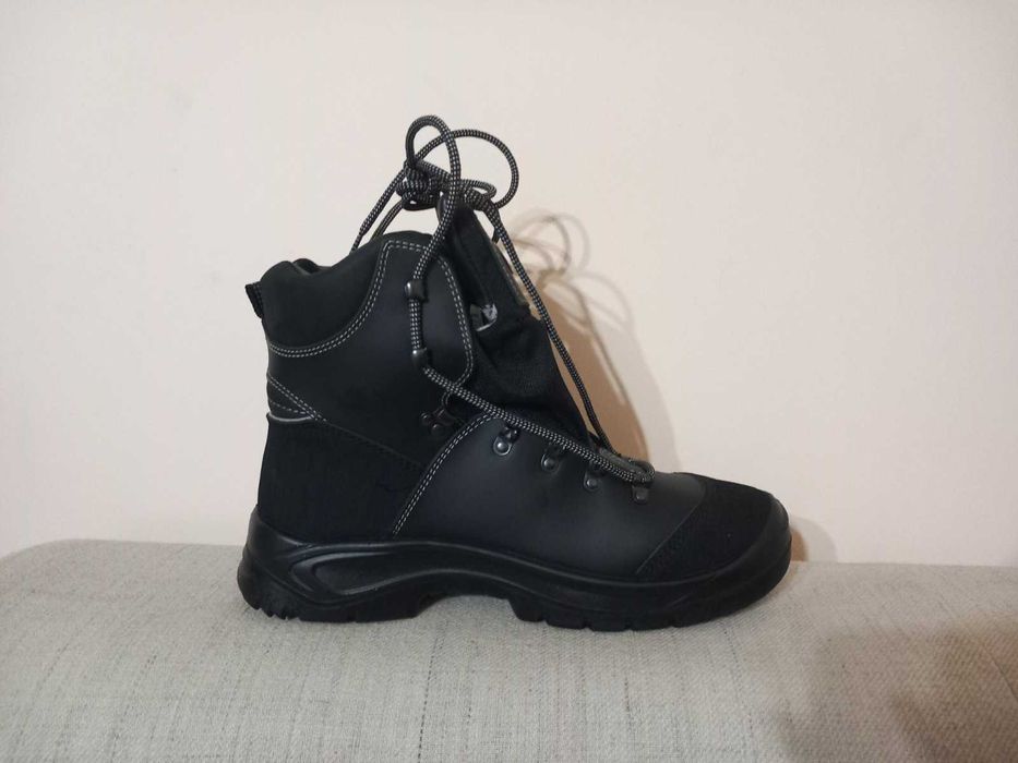 Защитни обувки с метално бомбе отпред- чисто нови