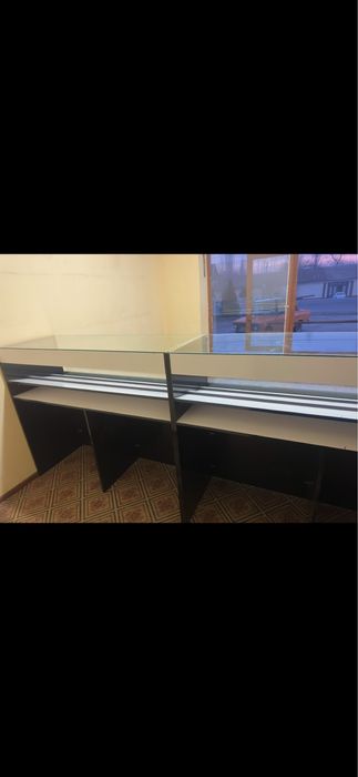 Telefon va aksesuarlar qo’yish uchun Stol prilafka