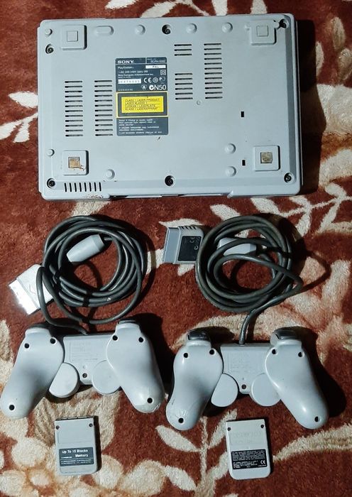 Vând PlayStation 1 făt complet cu 2 manete în stare buna