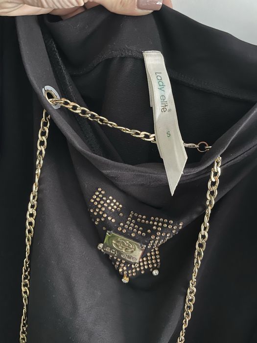 Черна рокля с паднали рамене