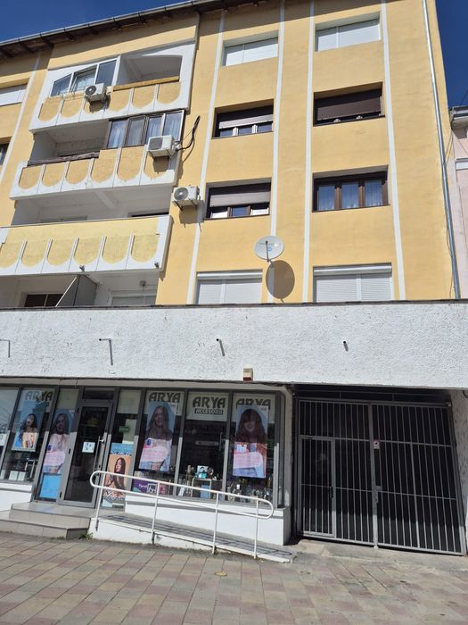 Închiriez apartament ultracentral.