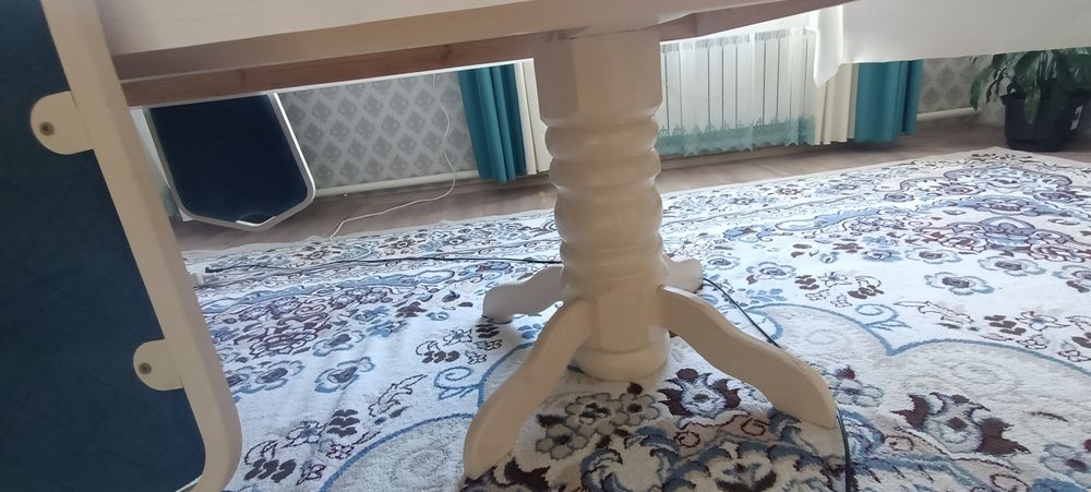 Стол и сатулы для гостей