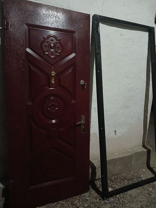 Продаётся дверь.