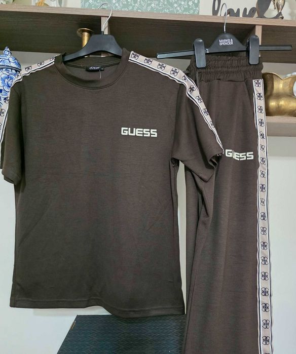 Pantaloni si tricou Guess