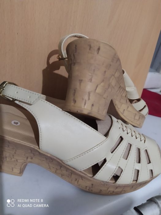 Продам босоножки женские новые