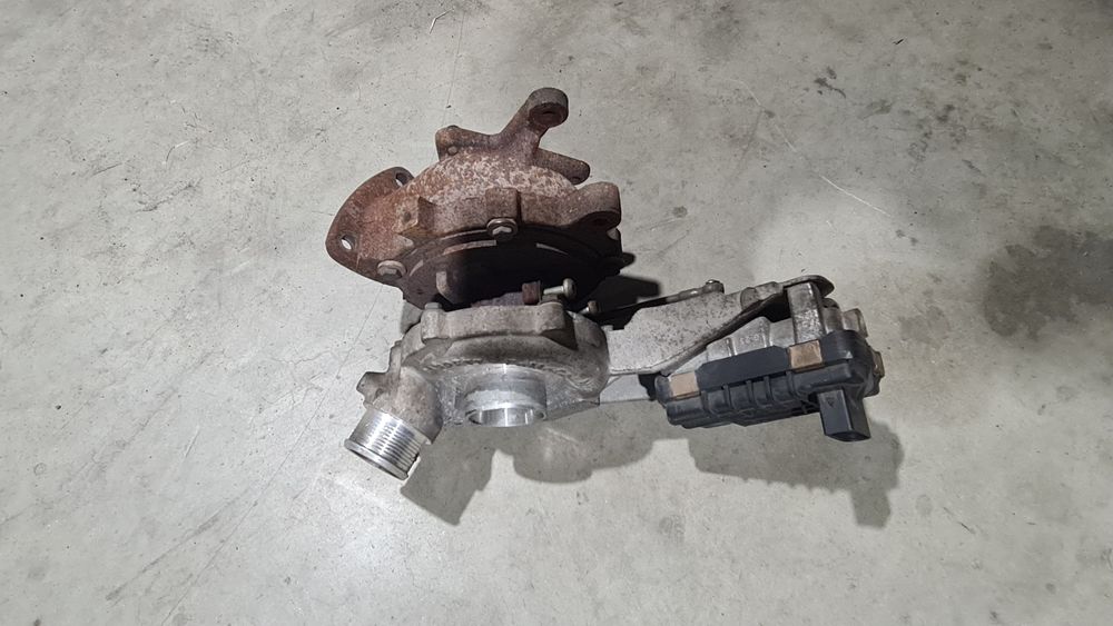 Turbo landrover discovery td4 3.0td an 2012 partea stang AX2Q 6K682 CA