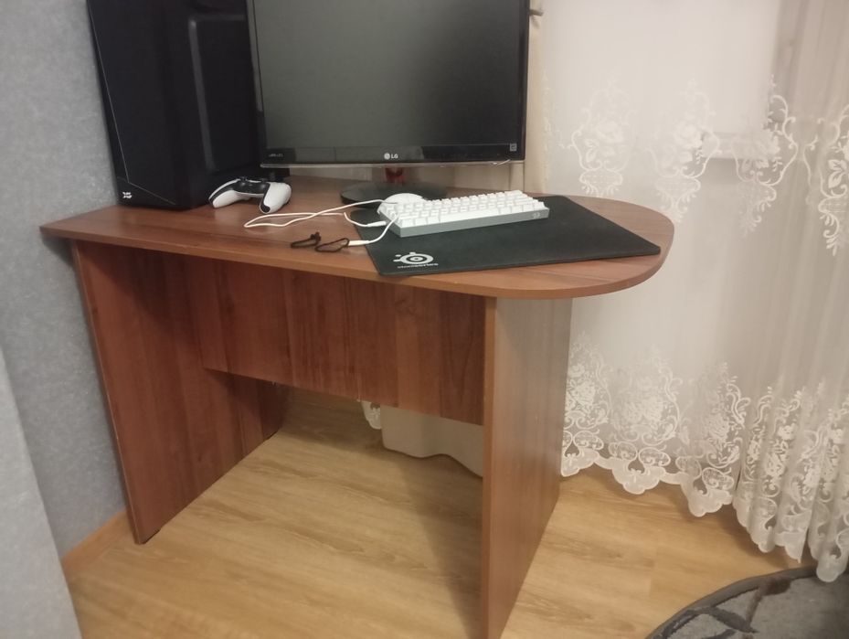 Компьютерный стол.