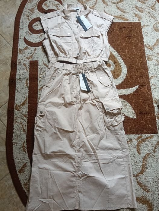 Vând compleu fustă și bluză noi,nepurtare cu etichetă