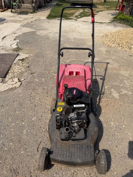 Продавам бензинова косачка Briggs & Stratton – за части или ремонт