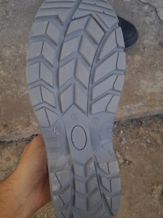 Продаётся спецобувь