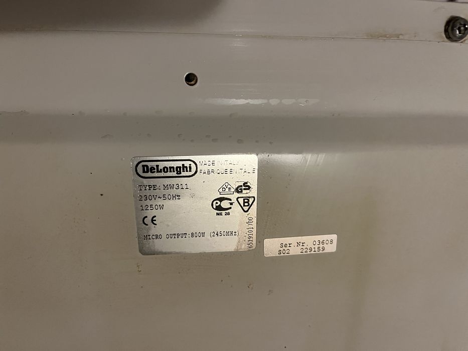 Микровълнова фурна Delonghi