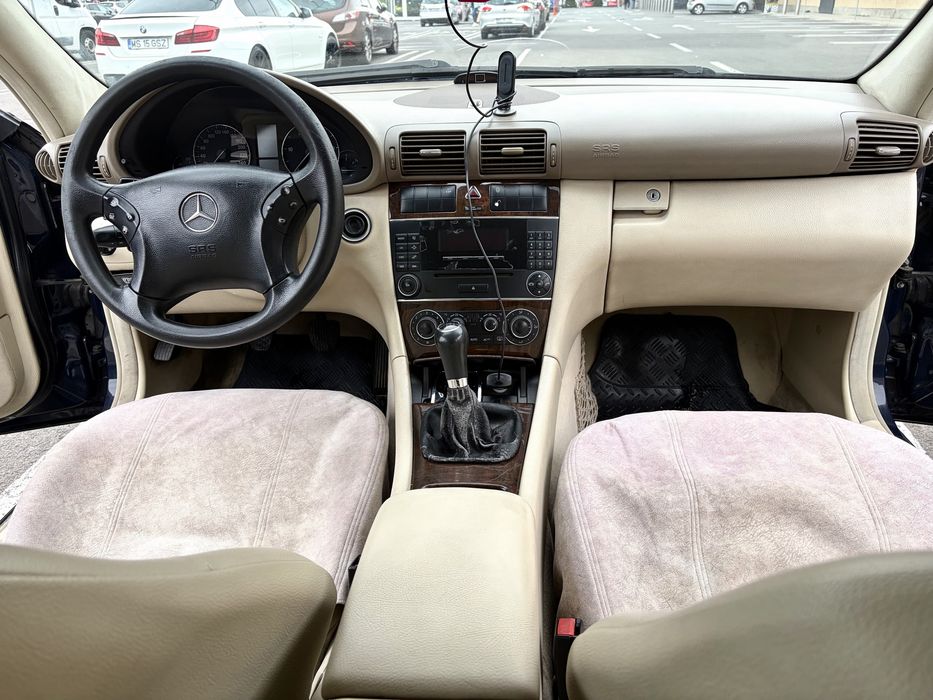 Vând Mercedes-Benz C-Class