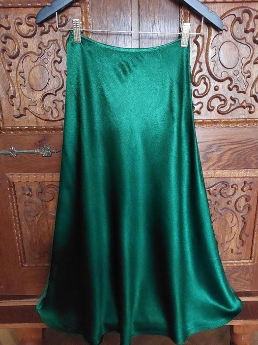 Splendoare de fusta de la Zara, un verde smarald superb, noua, model pe bie