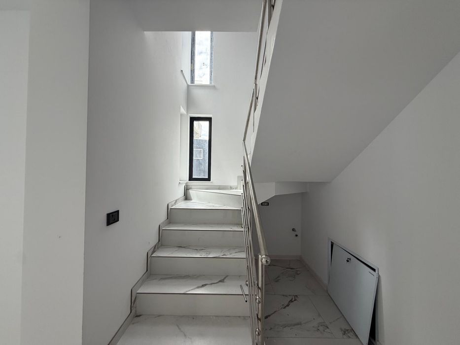 Casa noua, curte amenajata, strada din spatele  parcului Romanescu
