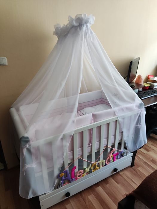 Vând pătuț cu saltea, protectii laterale si baldachin+ bonus carusel.