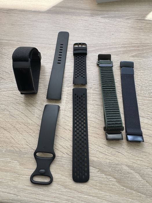 Fitbit Charge 6 с подарък 5 каишки