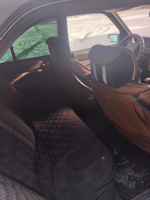 Машина Мерседес 190