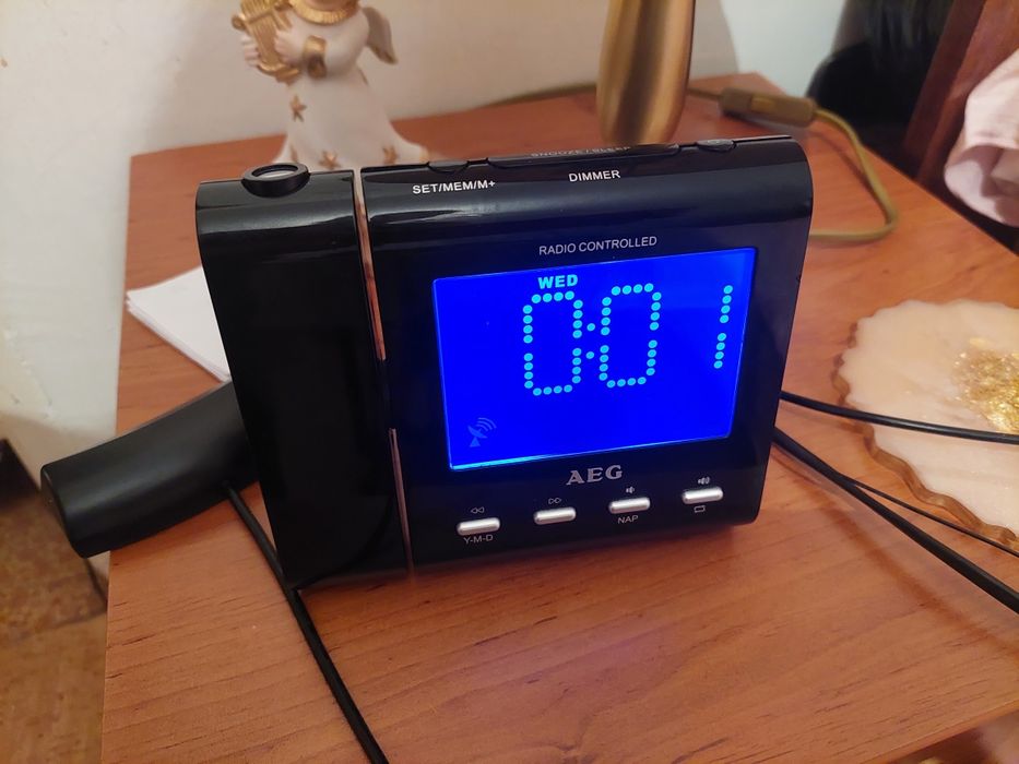 Радио часовник AEG