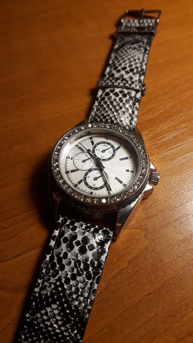 Дамски часовник с кристали