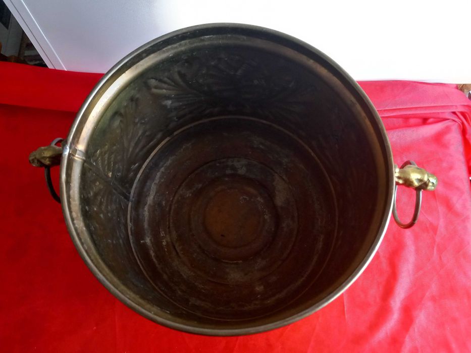 Градинска Кашпа, Драконови Глави, Голям Месингов Съд с Позлата