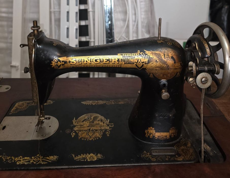 Vand doua masini de cusut marca SINGER. Una este foarte veche cu suveica, cealalta este o masina de cusut scufundabila.