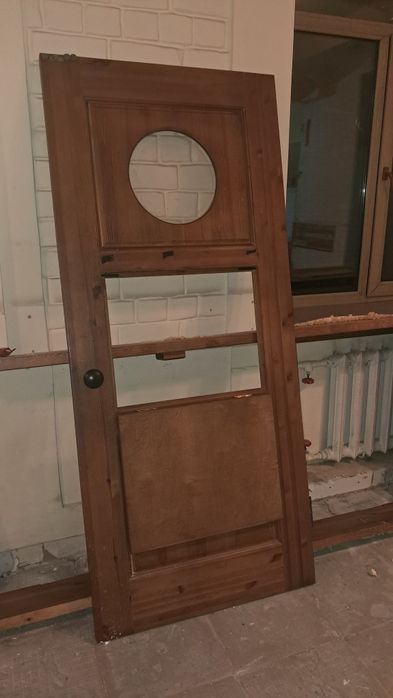 Продаётся деревянная дверь.