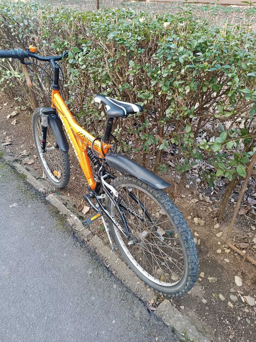 Vând bicicleta de 24 de inchi, în stare bună de funcționare.