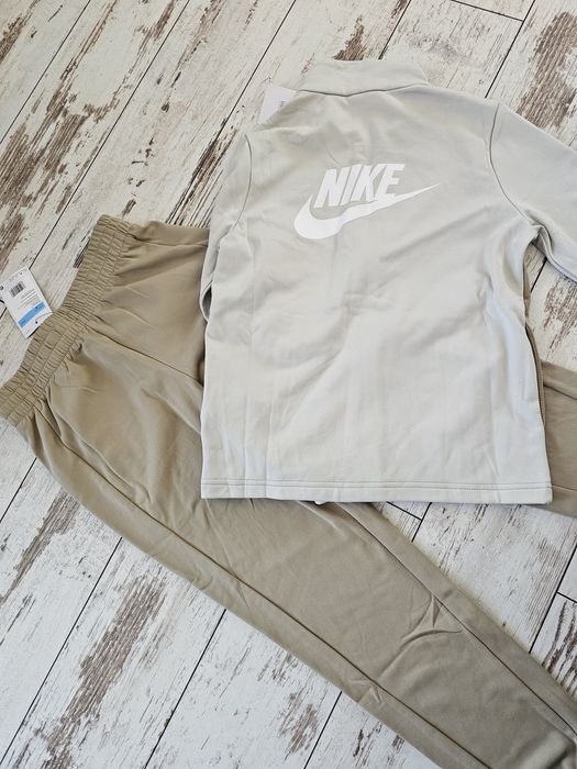 Нов детски анцунг Nike