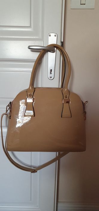 Vând poşetă bej din lac