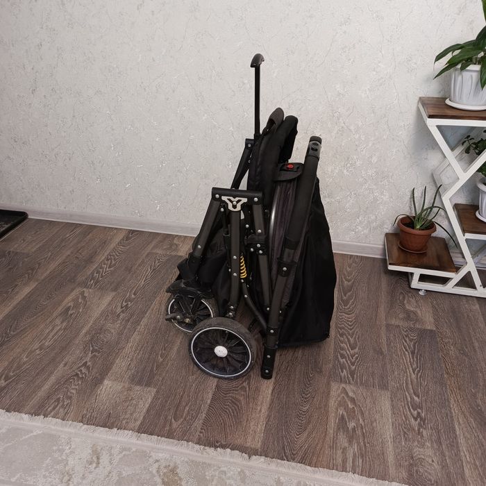 Продам прогулочную коляску