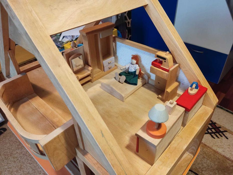 деревянный кукольный домик