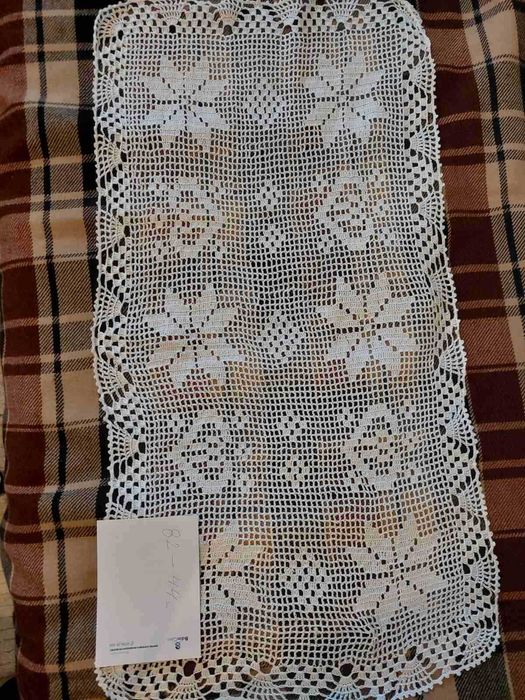 Предлагам плетени на една кука покривки за маса,ед.легла и спалня