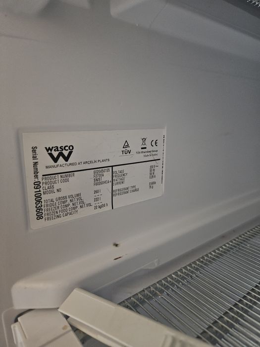 Вертикален фризер Wasco 222 л, работещ, с леки външни забележки