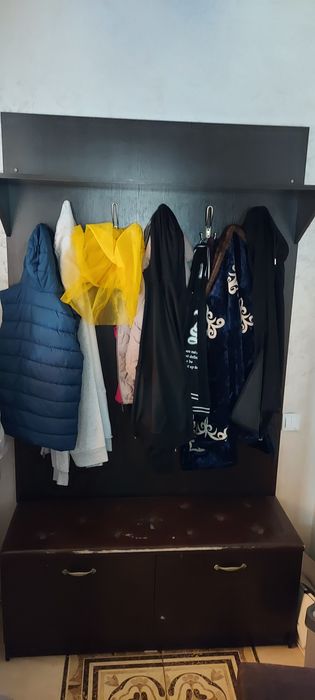 Шкаф и прихожку сатылады