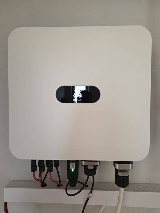 Baterii stocare Huawei de 14 kw + invertor trifazat de 12 kw