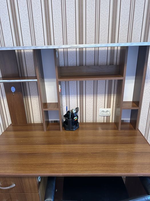 Стол письменный.