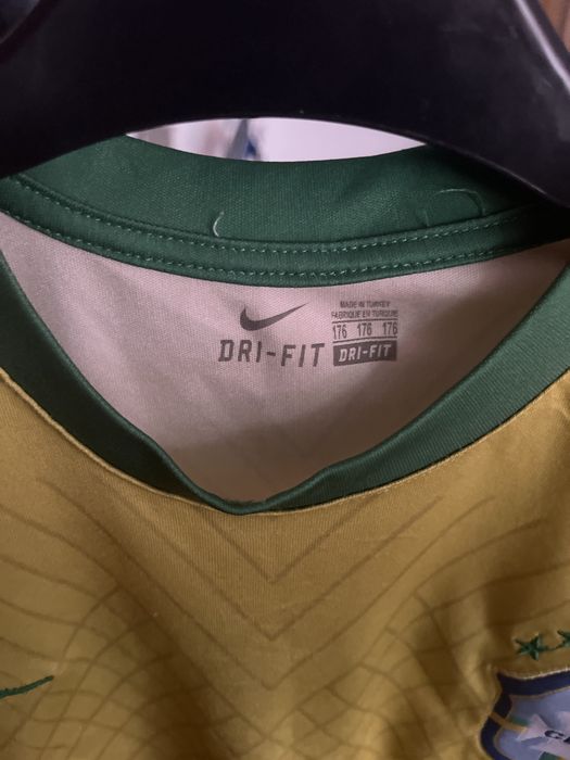 Tricou custom cu Neymar echipa Braziliei.Este într-o stare foarte buna.Marimea S