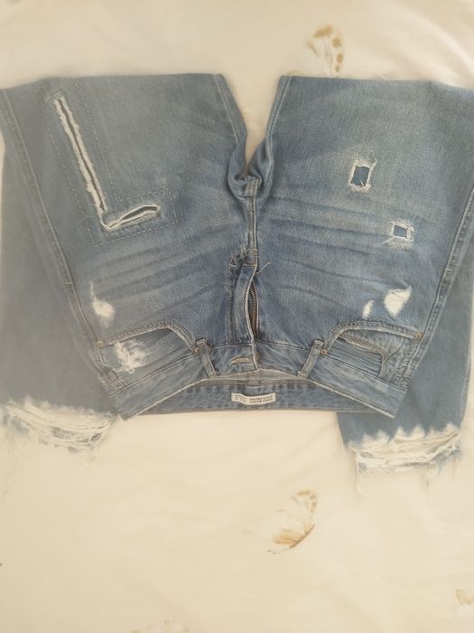 Бели и светло сини дънки на Zara