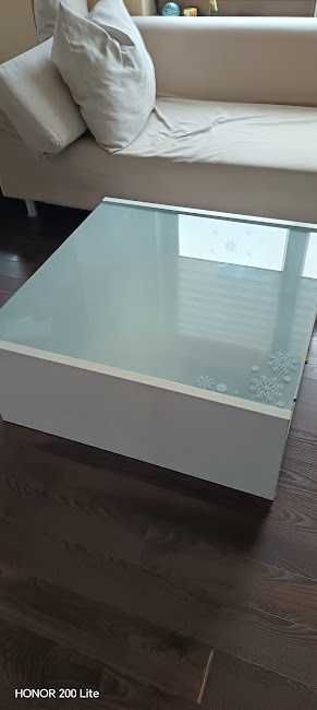 Ниска холна масичка, бял цвят